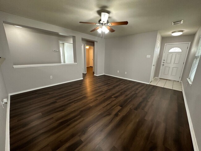 Building Photo - For Lease | 3 Bed, 2 Bath | 1,426 Sq Ft | ...