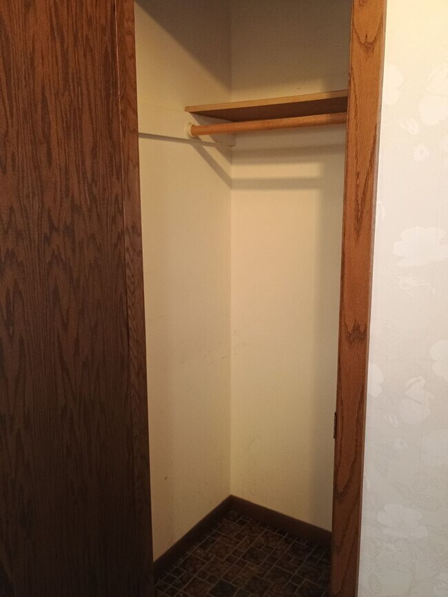 Foto del edificio - AVAILABLE 4/01/26 Large 2 Bedroom 1 Bath Main Floor Home