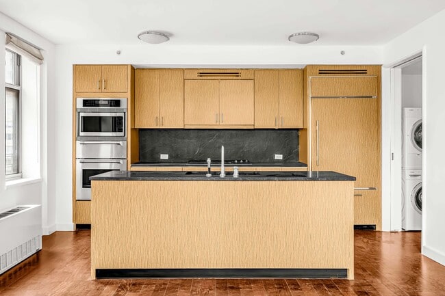 Building Photo - 100 W 58th St