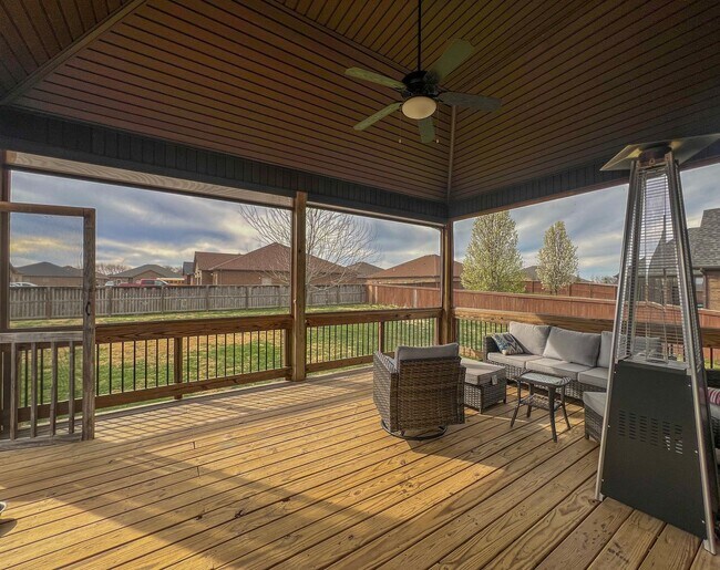 Building Photo - Beautiful Split-Foyer with a Large Fenced ...
