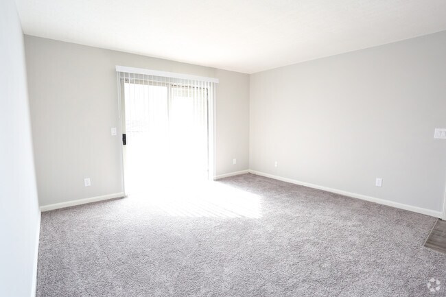 1BR, 1BA - 863 SF - Living Room - Ashby