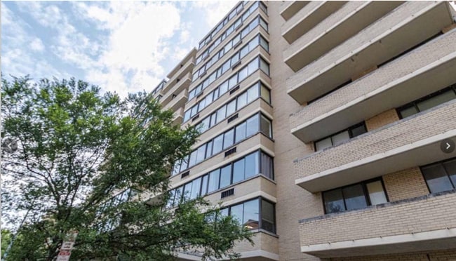 Building Photo - Spacious One Bed + One Bathroom Condo - GREAT LOCATION