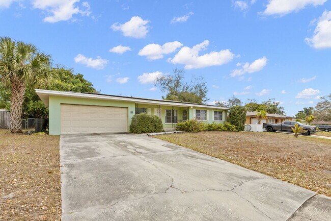 Foto del edificio - FULLY FENCED Home For Rent in Clearwater!