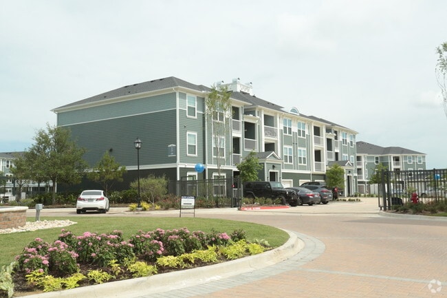 Building Photo - Southfork Lake