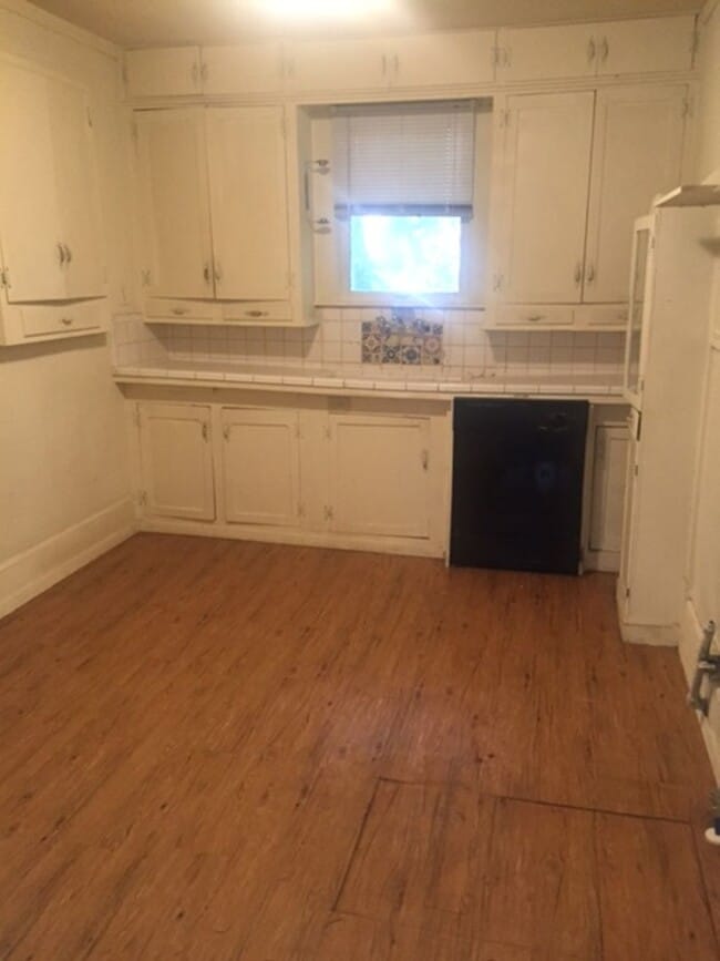 Building Photo - 2 BEDROOM 1 BATHROOM HOUSE WITH HUGE FENCED BACKYARD