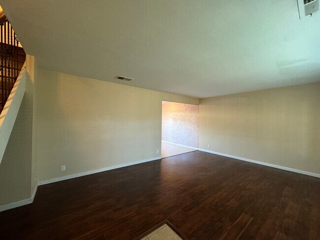 Building Photo - Two Story Townhome in Hayward!