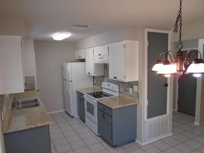 Building Photo - 802 Country Aire Dr