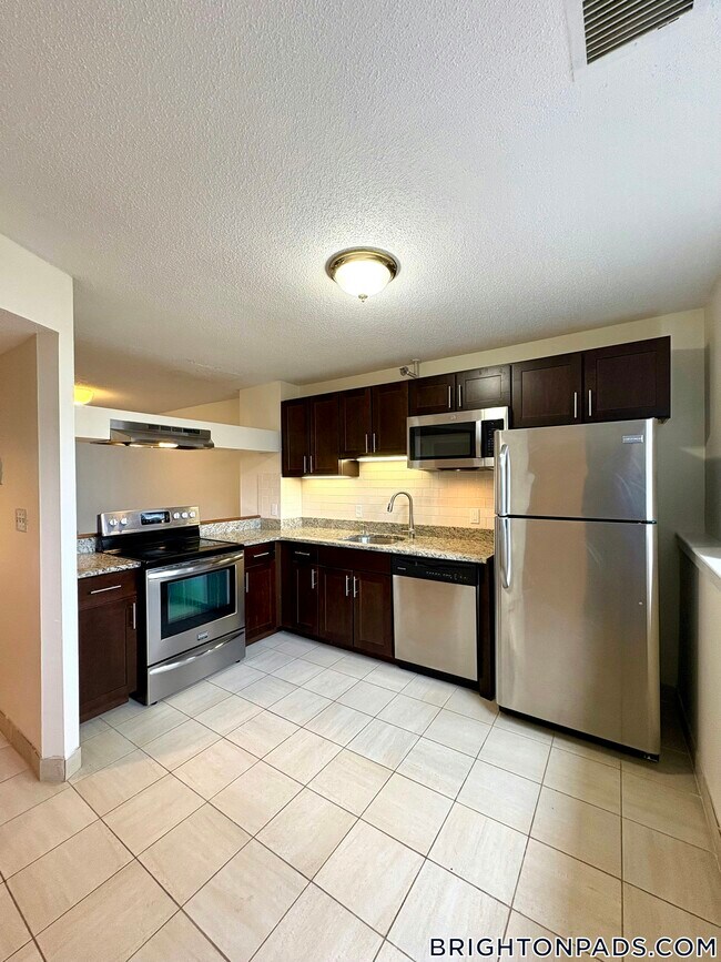 Foto del edificio - 154 N Beacon St