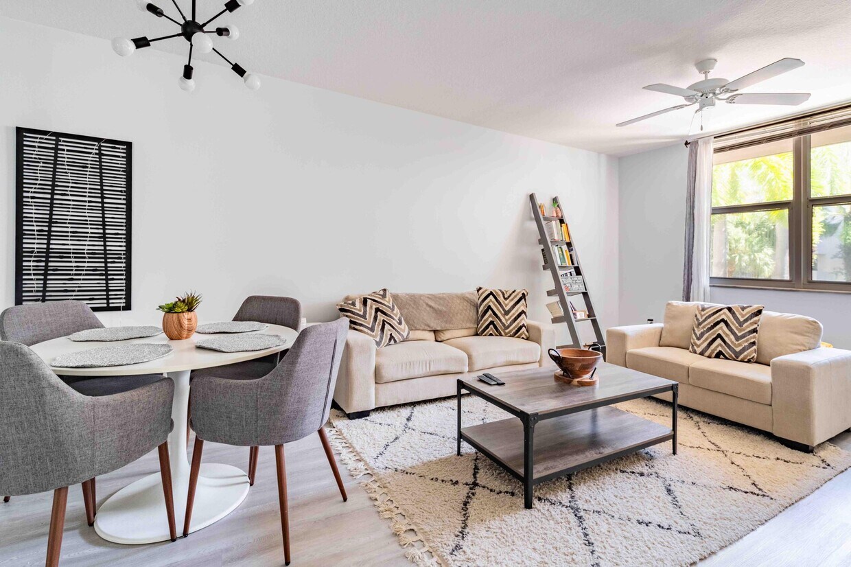 Foto principal - 2401 NE 65th St