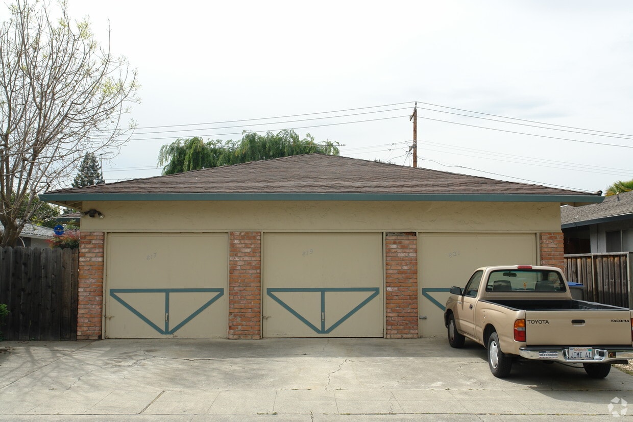 Building Photo - 817-821 Teresi Ct