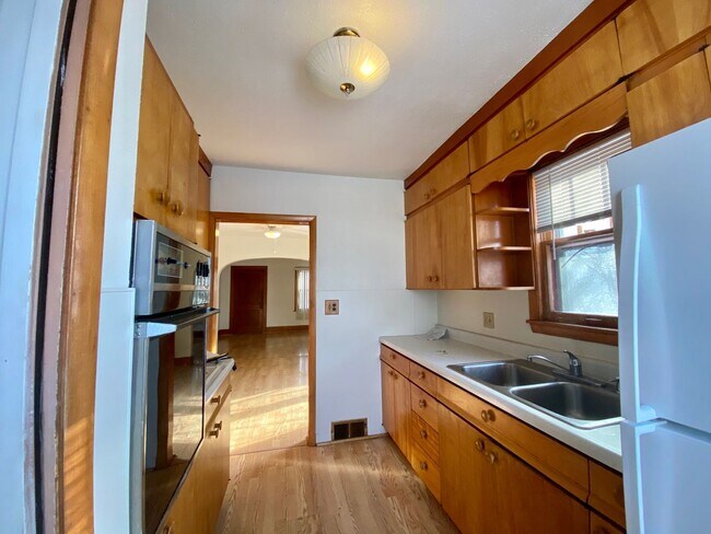 Foto del edificio - 4 Bed 2 Bath w/ Fenced In Yard!