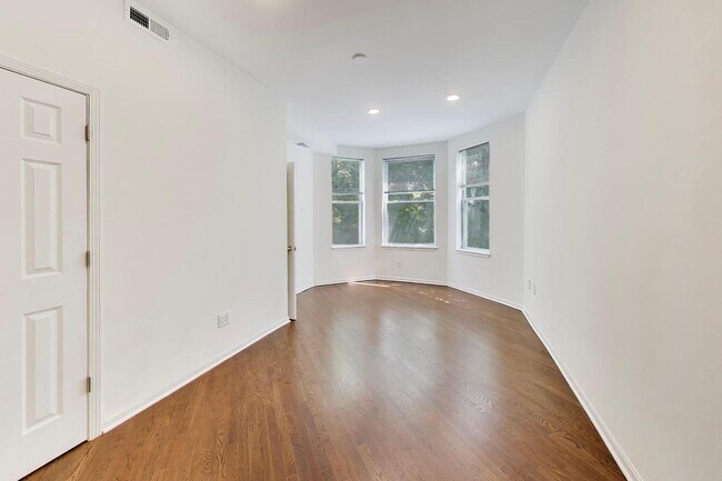 Foto del edificio - 3308 N Racine Ave