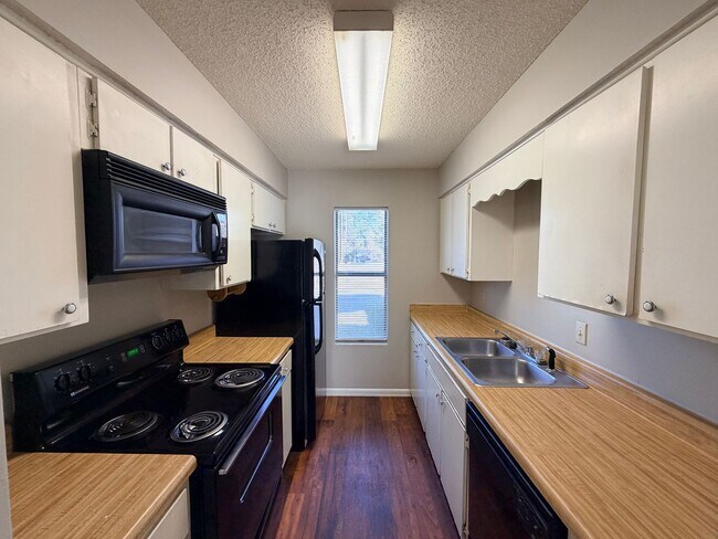 Building Photo - Avalon Townhomes - Washer & Dryer included!!