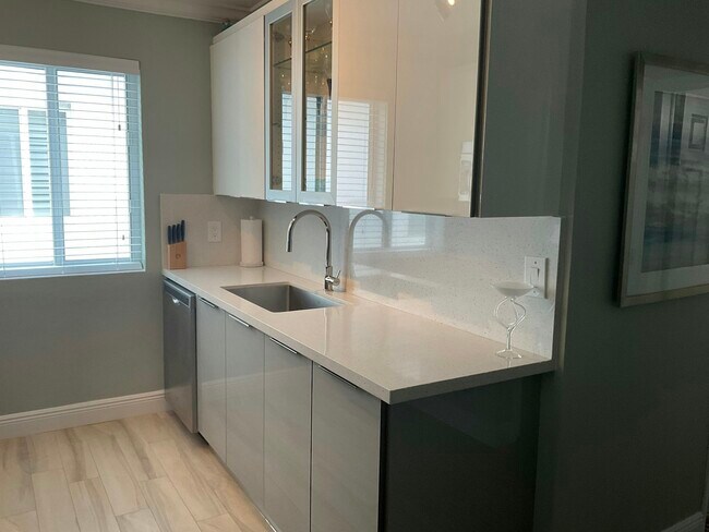 Foto del edificio - 7327 Dickens Ave