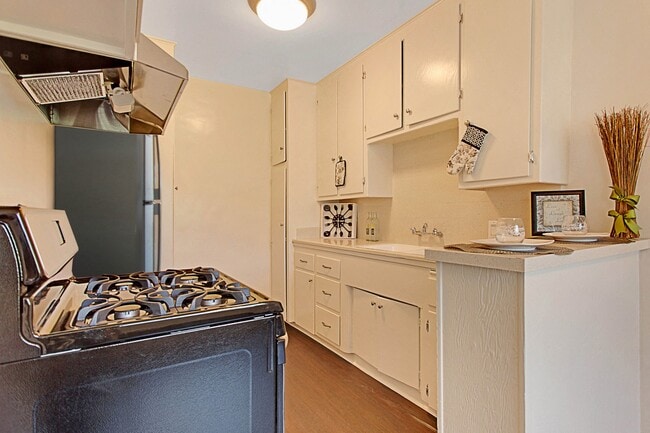 Building Photo - Hazeltine Apartments