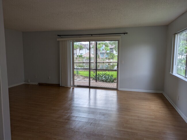 Foto del edificio - 6303 Newtown Cir