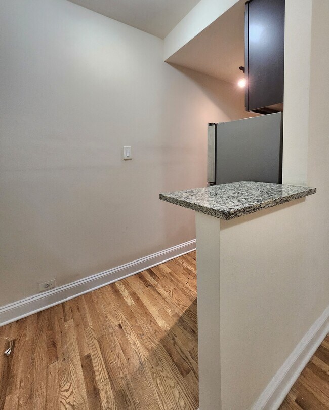 Building Photo - Gorgeous Updated Gold Coast Studio - SS Ap...