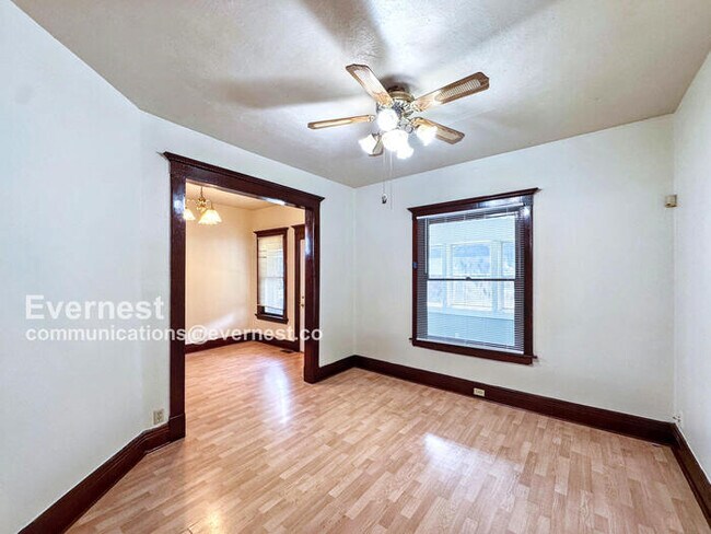 Foto del edificio - 1031 N Michigan St