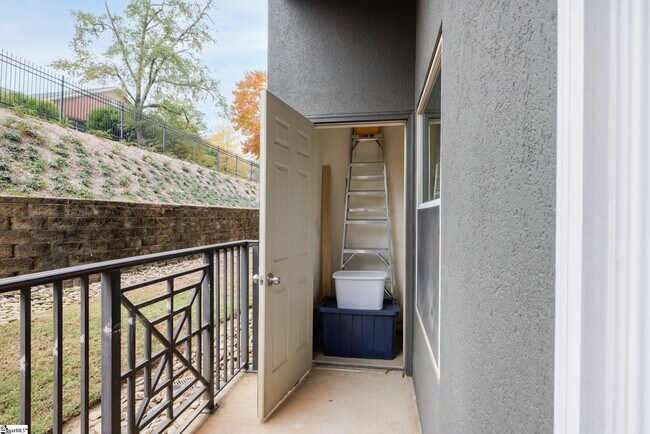 Foto del edificio - 1001 S Church St