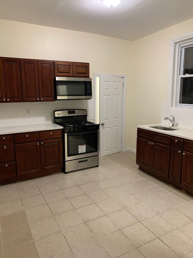 Foto del edificio - BEAUTIFULLY RENOVATED DOWNTOWN NEWARK HOME...