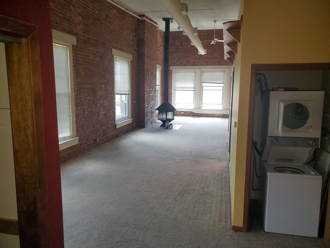 W/D and living room - 314 S 11th St