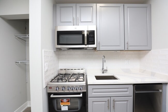 Foto del edificio - 510 W Belmont Ave