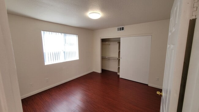 Foto del edificio - 5245 Riverton Ave