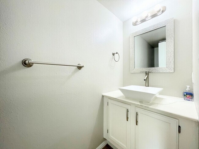 Building Photo - Charming Townhome in Desirable Calavera Hills!