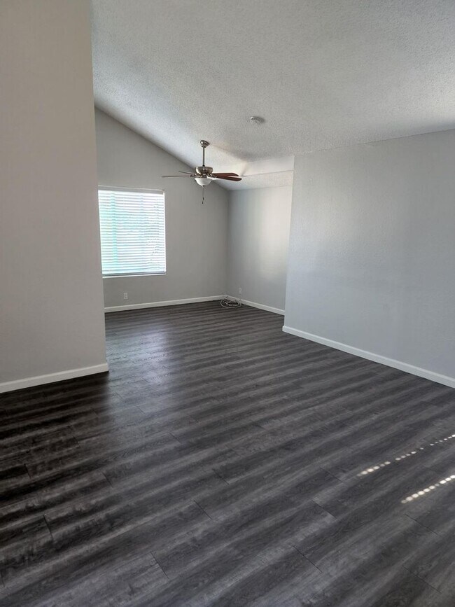 Foto del edificio - 7571-7571 Warner Ave