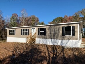 Building Photo - 464 Lake Dr