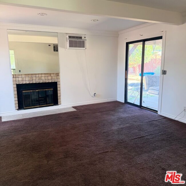 Building Photo - 38232 Delacour Dr