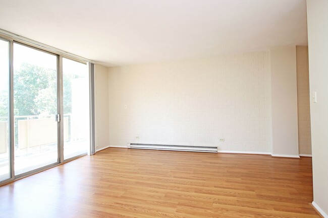 Building Photo - Sunny UVA Apartment Close to Grounds & Med...