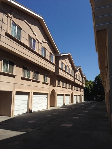 Foto del edificio - Cedros Townhomes