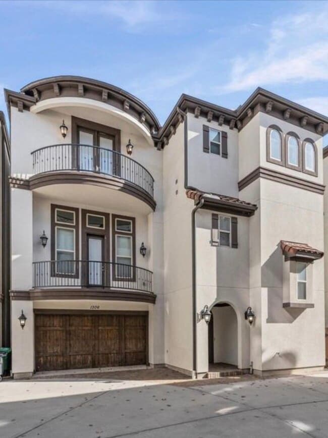 Building Photo - 1306 Hawthorne St