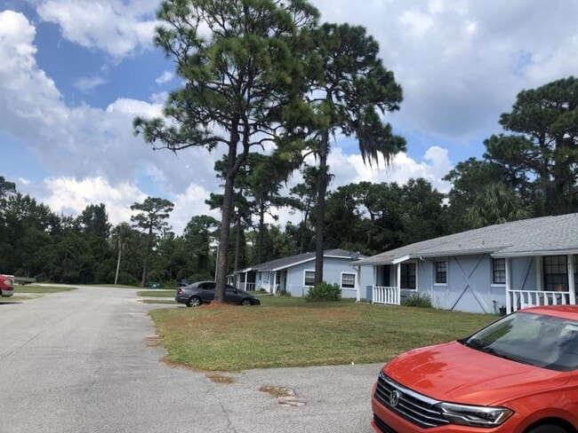 Building Photo - 493 N Sams Point