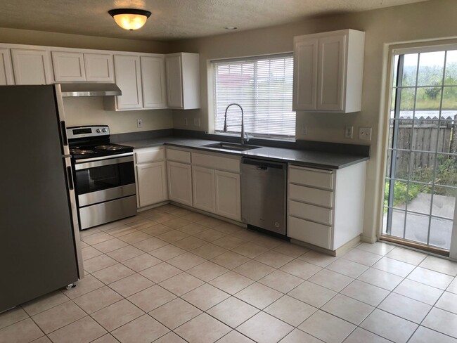 Building Photo - Updated Duplex - 3 Bedroom 1.5 Bath