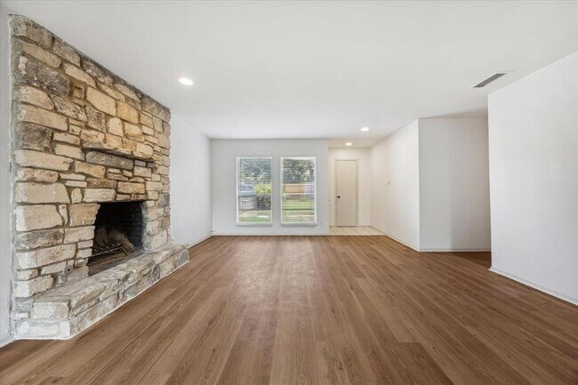 Foto del edificio - 807 Castle Ridge Rd
