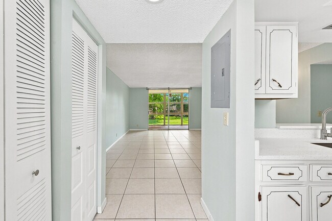 Building Photo - 950 NW 80th Ave