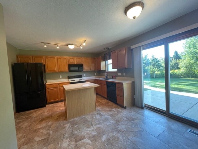 Foto del edificio - 5280 Stonington Dr