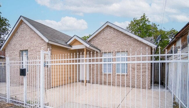 Downtown San Antonio Living Awaits - Downtown San Antonio Living Awaits House