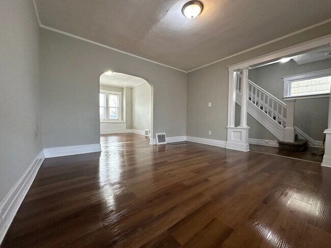 Building Photo - 242 Ferris St