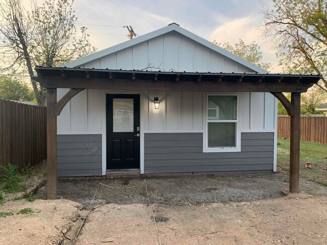 Building Photo - 4411 Lark Ave