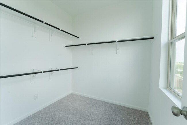 Building Photo - 5511 Holly Hvn Ct