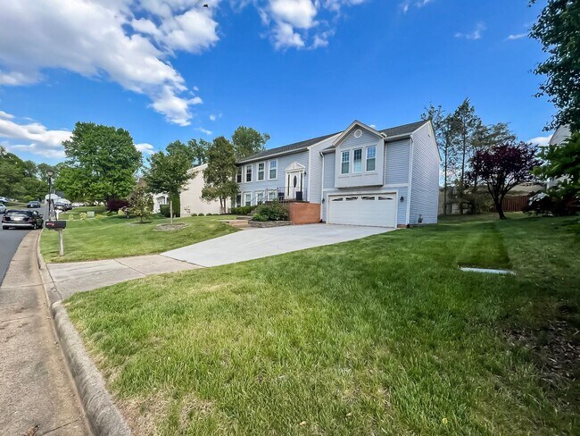 Building Photo - Magnificent 5 Bed 3 Bath Colonial Home Sit...