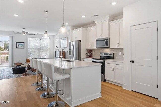 Foto del edificio - Room in Townhome on Billingshurst Wy