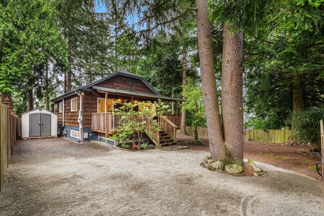 Building Photo - Charming 3 Bed / 1.75 Bath Craftsman-Style...