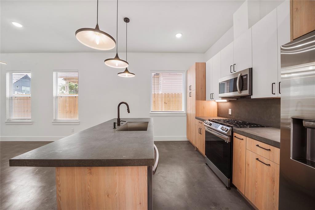 Primary Photo - 7033 Avenue N
