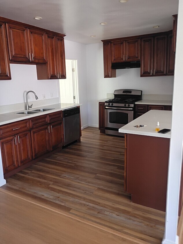Foto del edificio - 1566 W 208th St