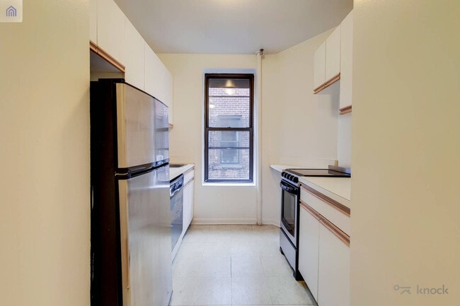 Building Photo - 334 E 78th St
