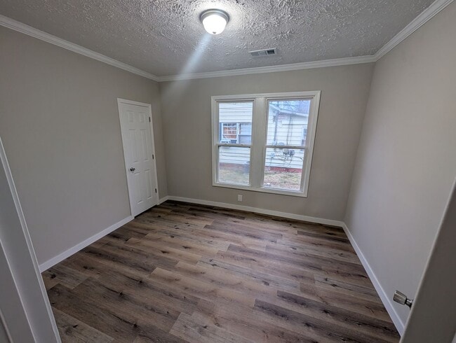 Building Photo - NEW LISTING